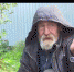 Жизнь под деревом в центре Бердска. Как уличный перекрёсток стал домом для пожилого мужчины - ТВК-плюс