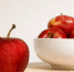 apples-in-the-background-with-a-single-apple-that-was-covered-in-drops-725x482 - Курьер.Среда.Бердск