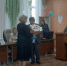 Евгений Шестернин поздравил главного эксперта управления экономического развития Римму Розанову - Администрация г. Бердск