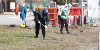 Инициативные бердчане вышли на субботник в центре Бердска - Администрация г. Бердск