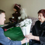 «Эта боль осталась навсегда»: глава Бердска накануне 9 Мая навестил узницу концлагеря Валентину Булденко