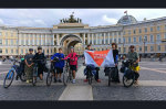 Наши рулят! На велосипедах по России колесят вместе с родителями школьники Бердска