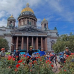 Наши рулят! На велосипедах по России колесят вместе с родителями школьники Бердска